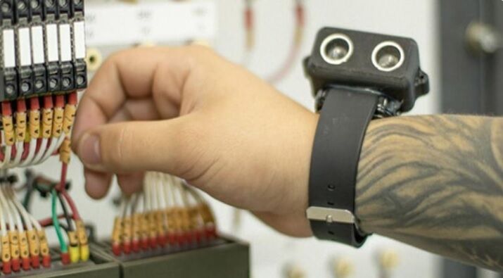 pulseira - Jovem desenvolve pulseira que dá mais autonomia e segurança para pessoas com deficiência visual